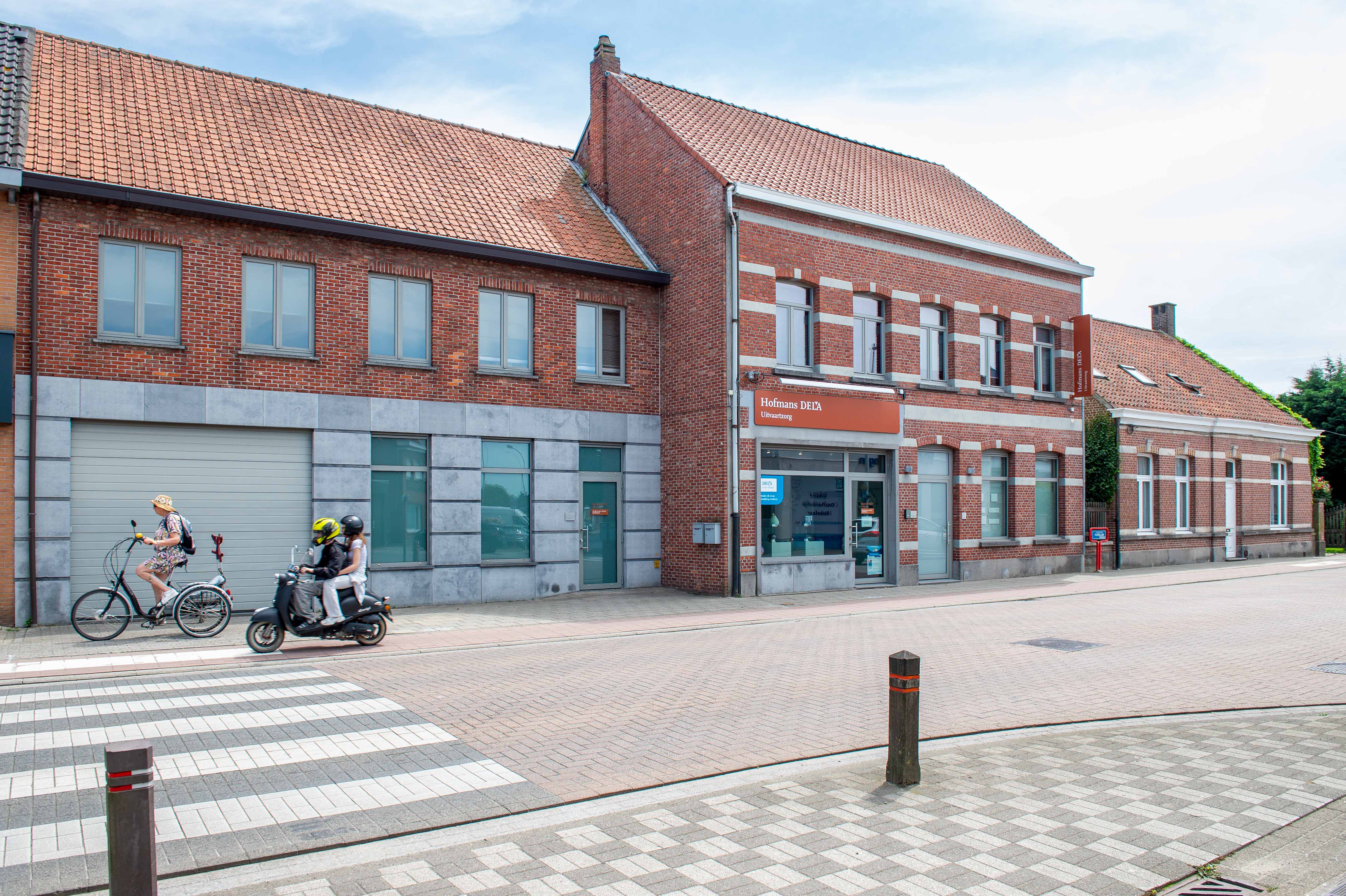 Straatbeeld met Hofmans DELA Uitvaartzorg op een centrale locatie in Kalmthout.